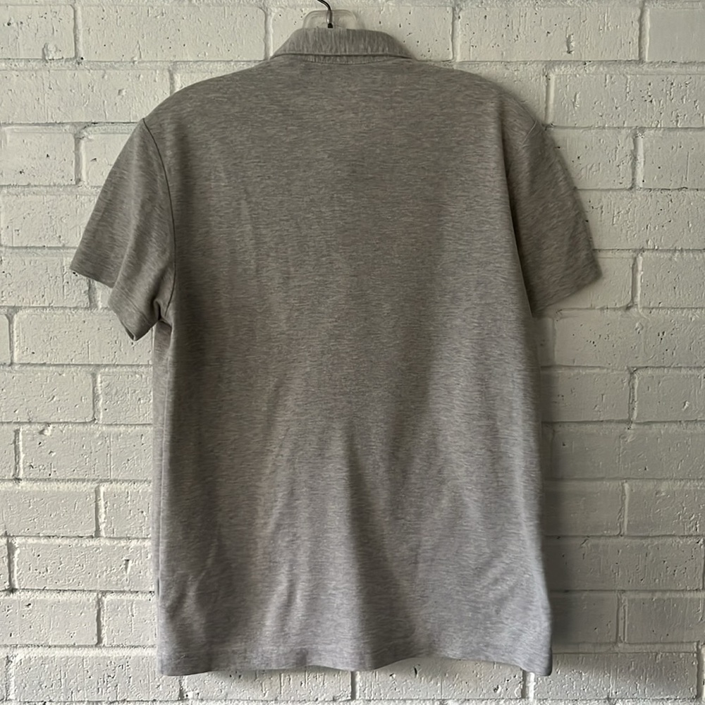 Theory Men’s Polo Shirt Sz M Short Sleeve Gray Preppy Retro Lightweight Casual - Picture 3 of 9